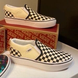 New in Box Women's Asher Platform Checkered Shoes size 5